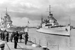 HMS Mauritius of the 1st Cruiser Squadron arrives from the Mediterranean at Chatham Royal Dockyards on Wednesday, September 1, 1948, passing HMS Duke of York (King George V class battleship) and showing off the Cock of the Fleet (1948) on 'B' turret. They also won the 1946 Mediterranean Regatta. Photo: Antino Biliary