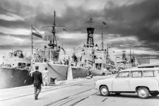 I do not knoww hat ship this is. It looks like one of the three Loch-class firgates sold by Royal Navy to South Africa. Loch Ard, Loch Boisdale and Loch Cree were transferred as Transvaal, Good Hope and Natal respectively